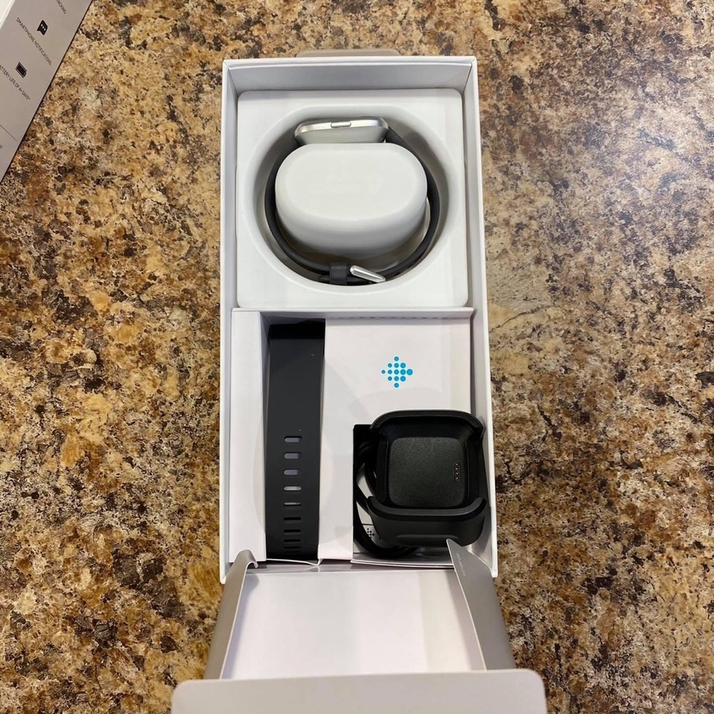 Black/Silver Fitbit Versa Lite - image 5